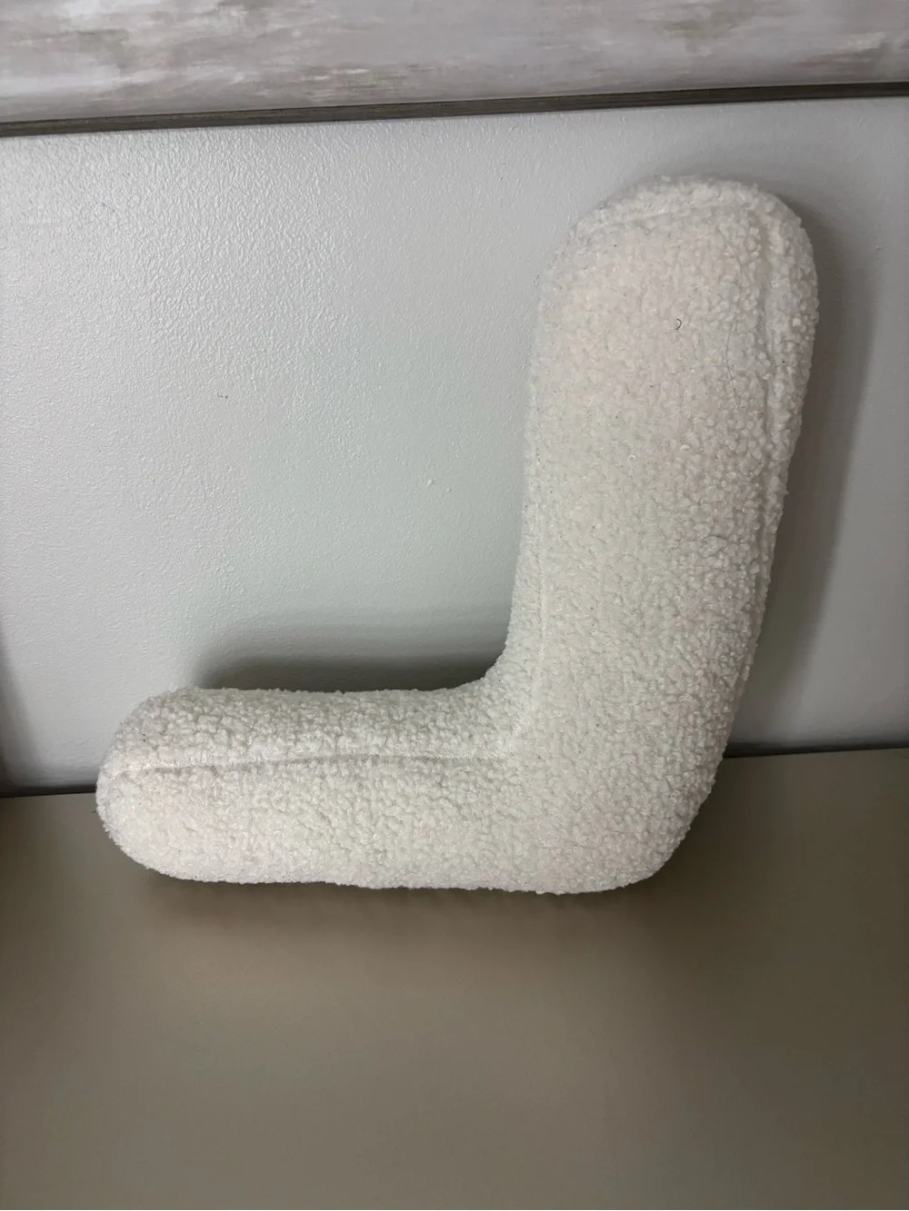 Dormify Sherpa Initial L Pillow - Picture 4 of 4